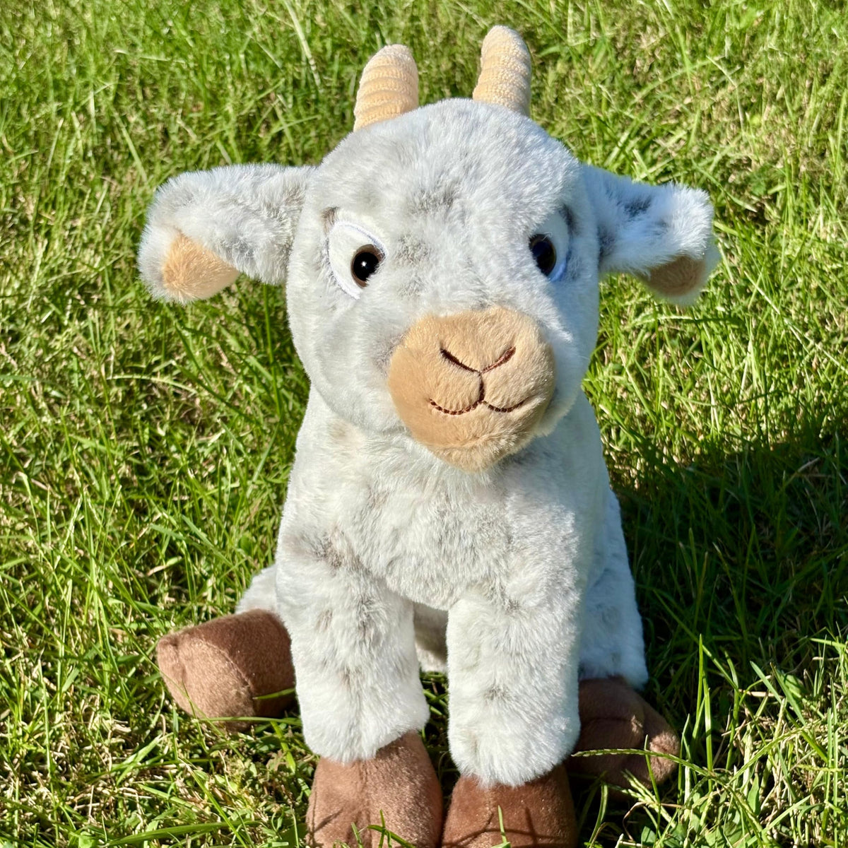 The Petting Zoo Goat plush with extended ears and horns adds storytelling flair.
