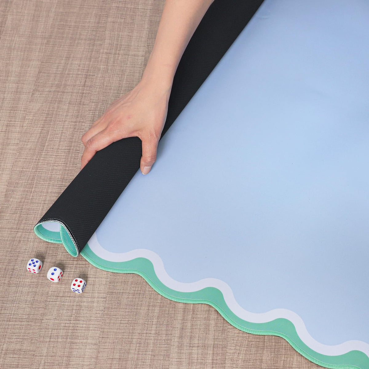 TIASUSAN lightweight mat fits most square tables and is easy to carry.