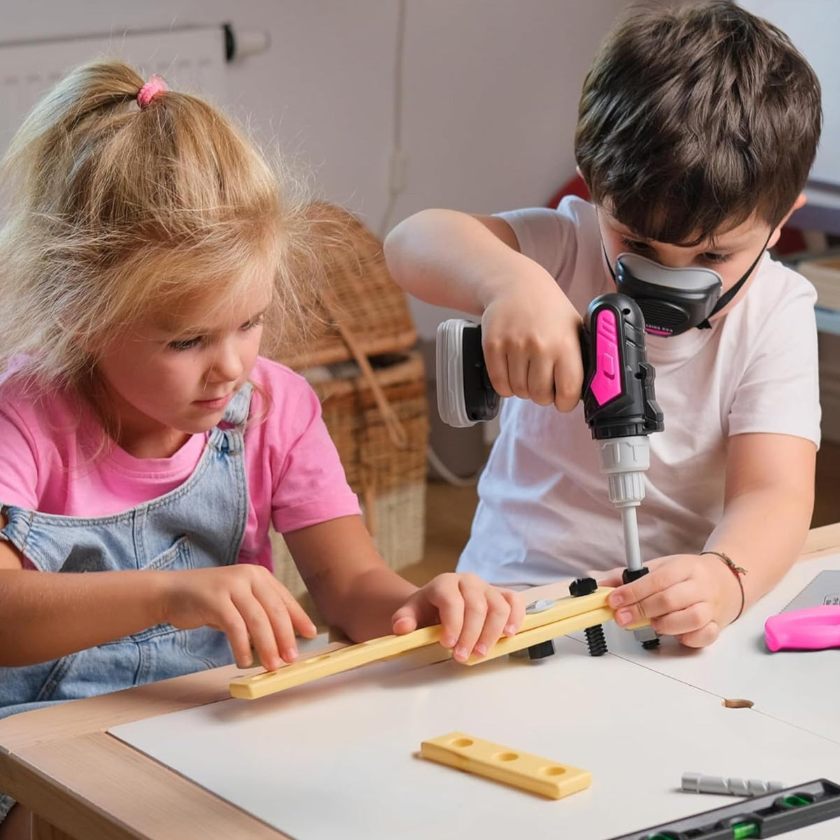 TOMLEON screwdriver helps develop fine motor control during pretend builds