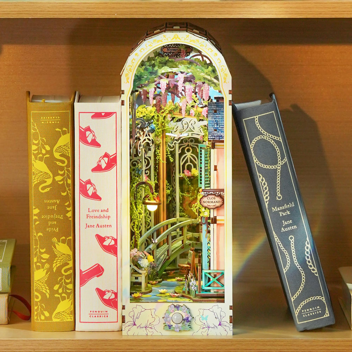 Tonecheer Giverny Garden dust cover protects your mini scene.