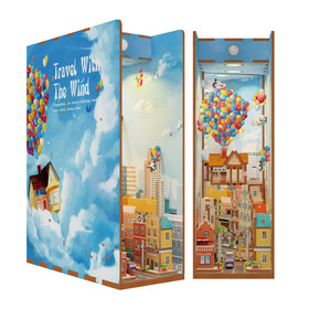 Tonecheer travel-with-the-wind balloon house enhances shelf ambience and storytelling.