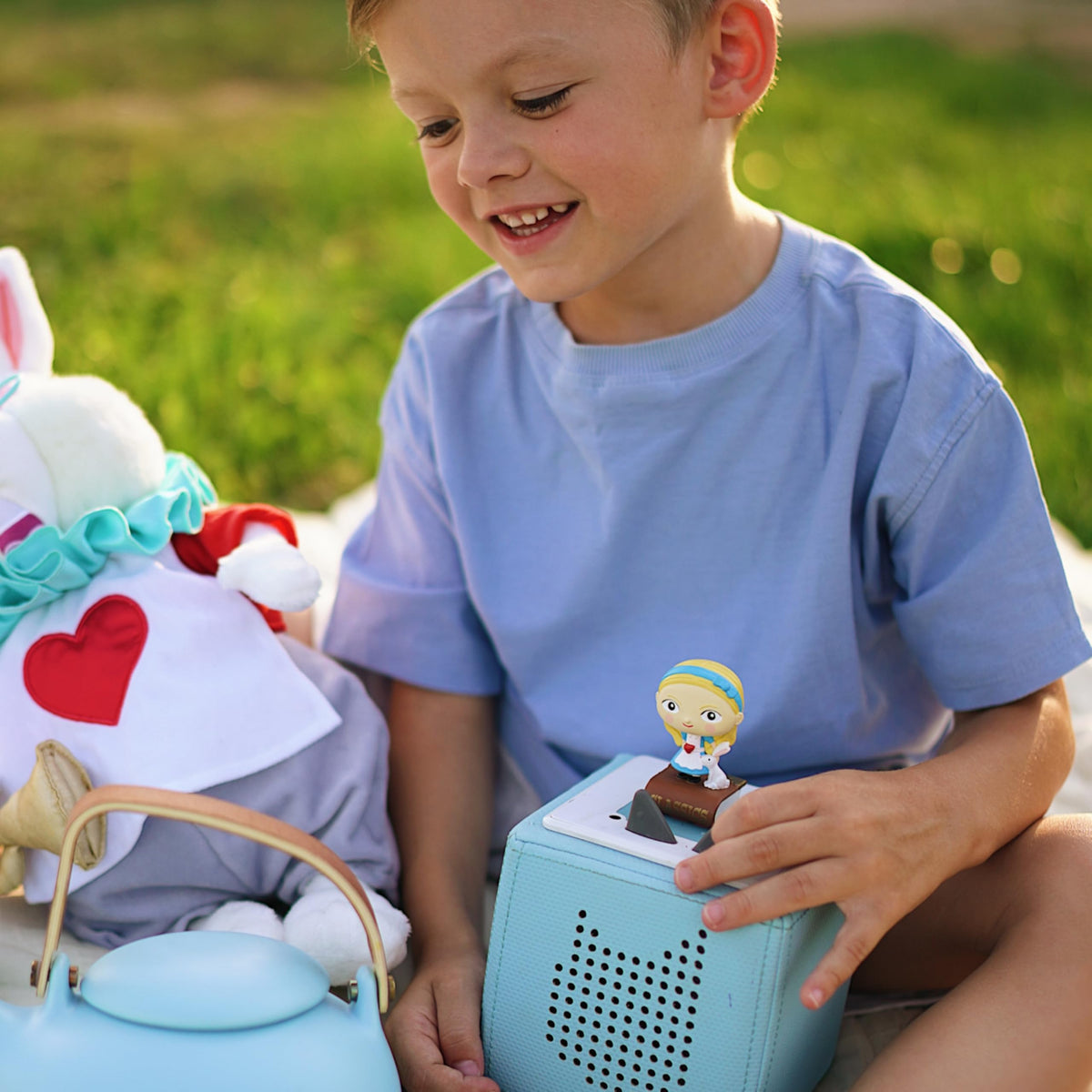 Tonies Alice meets White Rabbit scene visual sparks imagination.