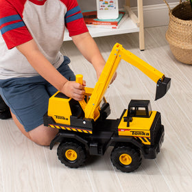 Tonka Mighty Excavator real treads provide stable outdoor mobility on rugged surfaces.