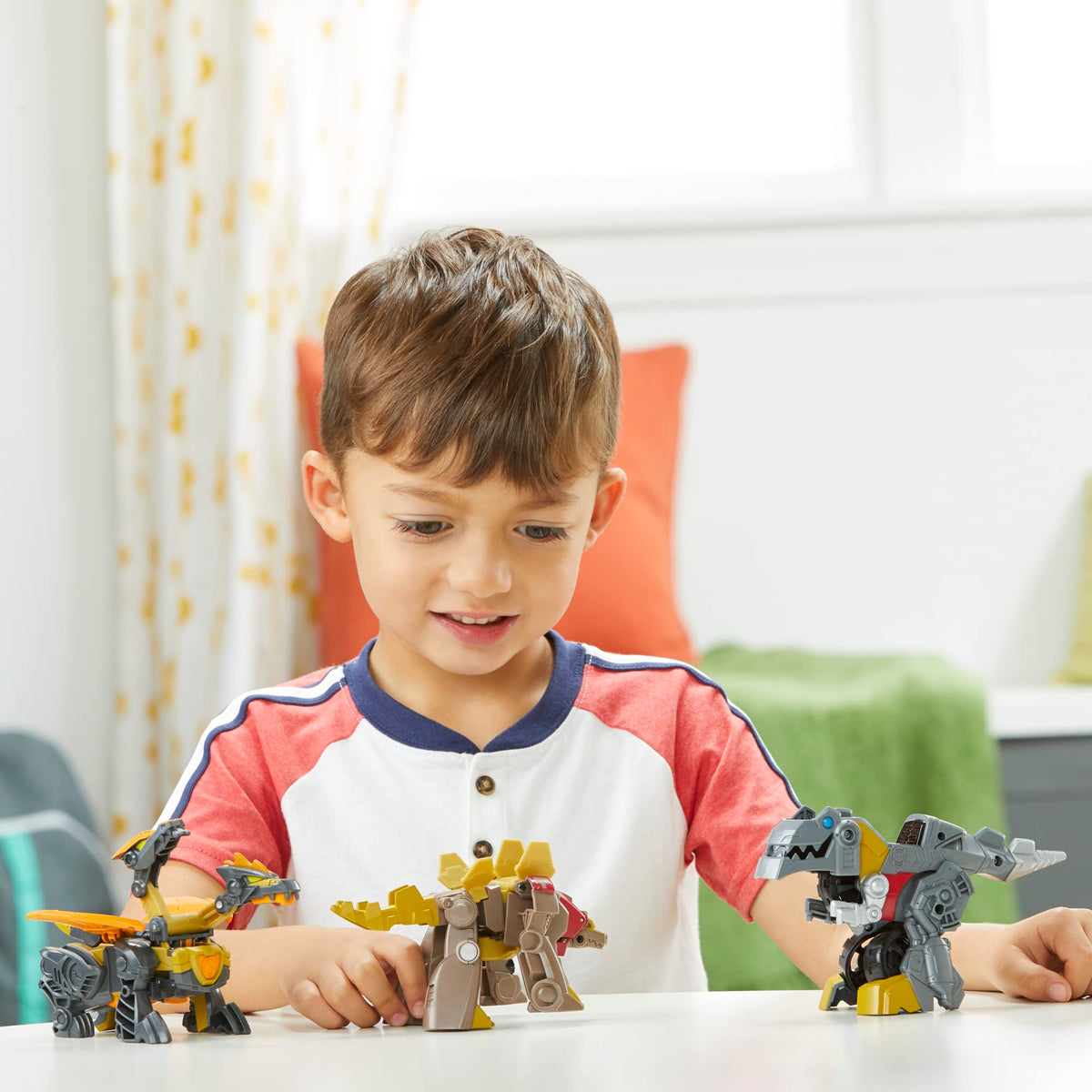 Predaking in dragon mode for dynamic play scenarios with the Dinobot team.