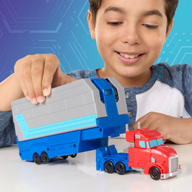 Transformers EarthSpark Optimus Prime lights and sounds feature enhances battle moments.
