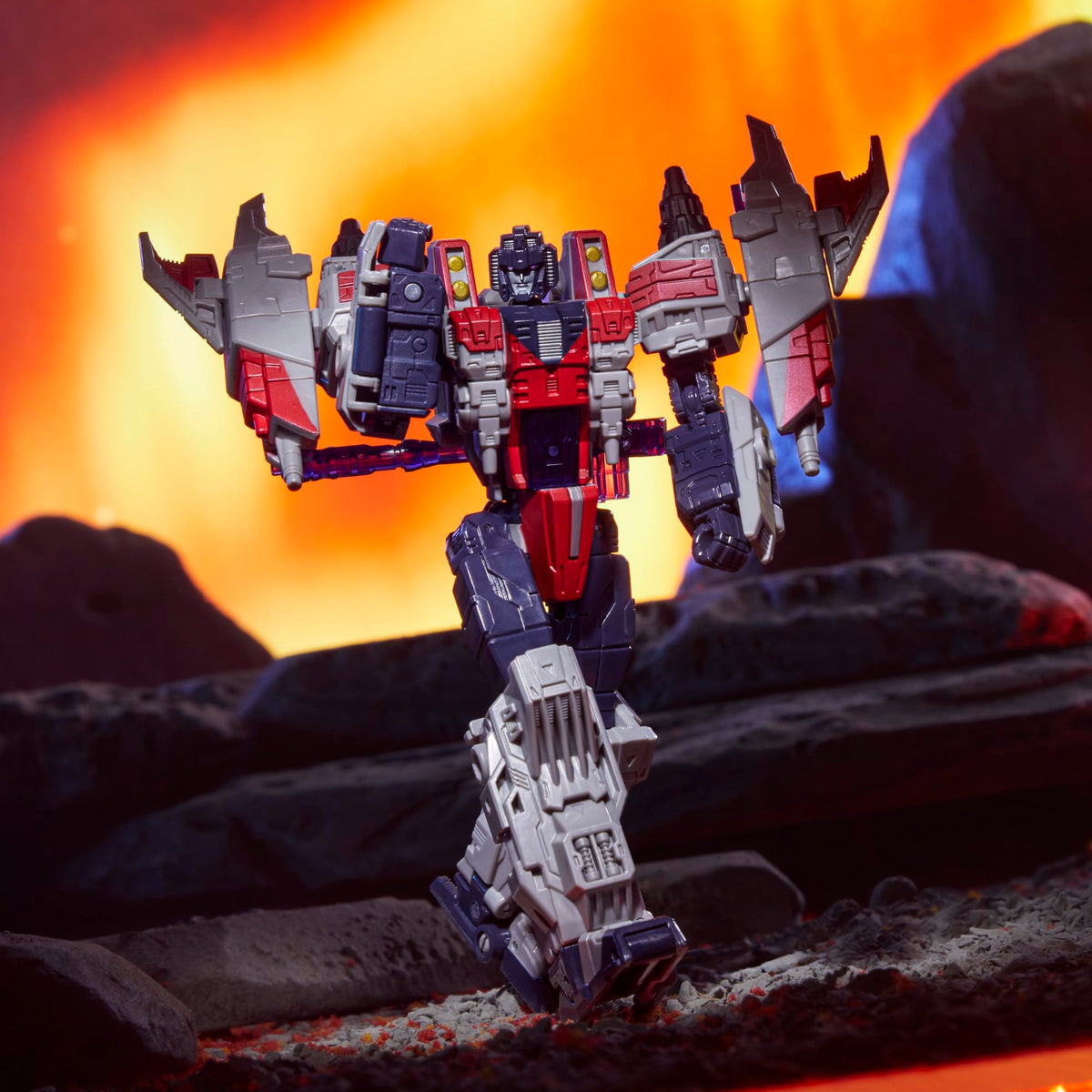 Transformers Legacy United Starscream blaster accessory enhances battle pose.