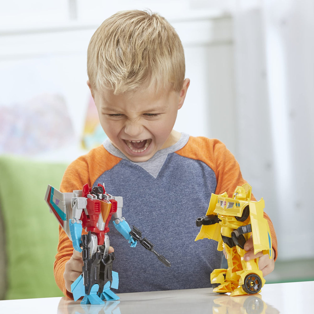 Transformers Starscream accessories include two null ray weapons for both modes.