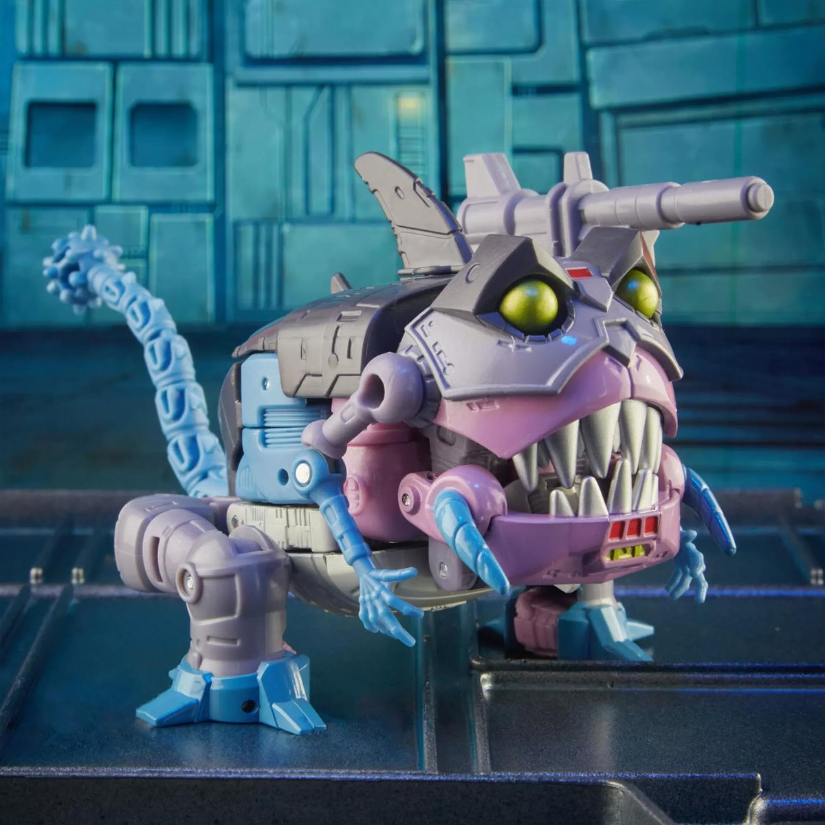 Gnaw Deluxe at 4.5-inch scale fits classic Studio Series display setups.