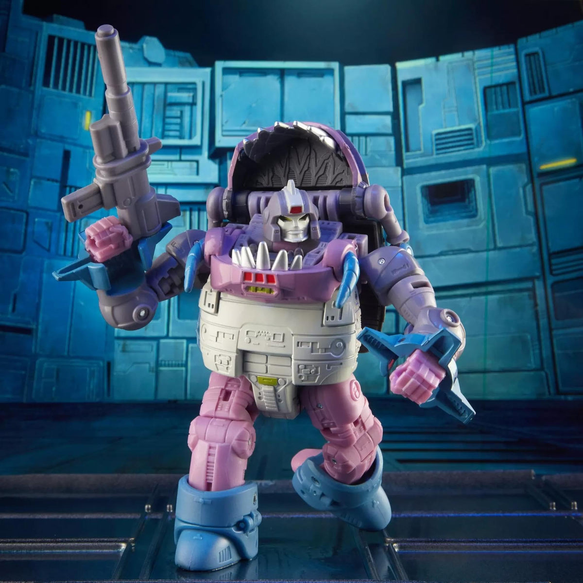 Gnaw Deluxe with blaster and tail mace accessories for action-ready scenes.