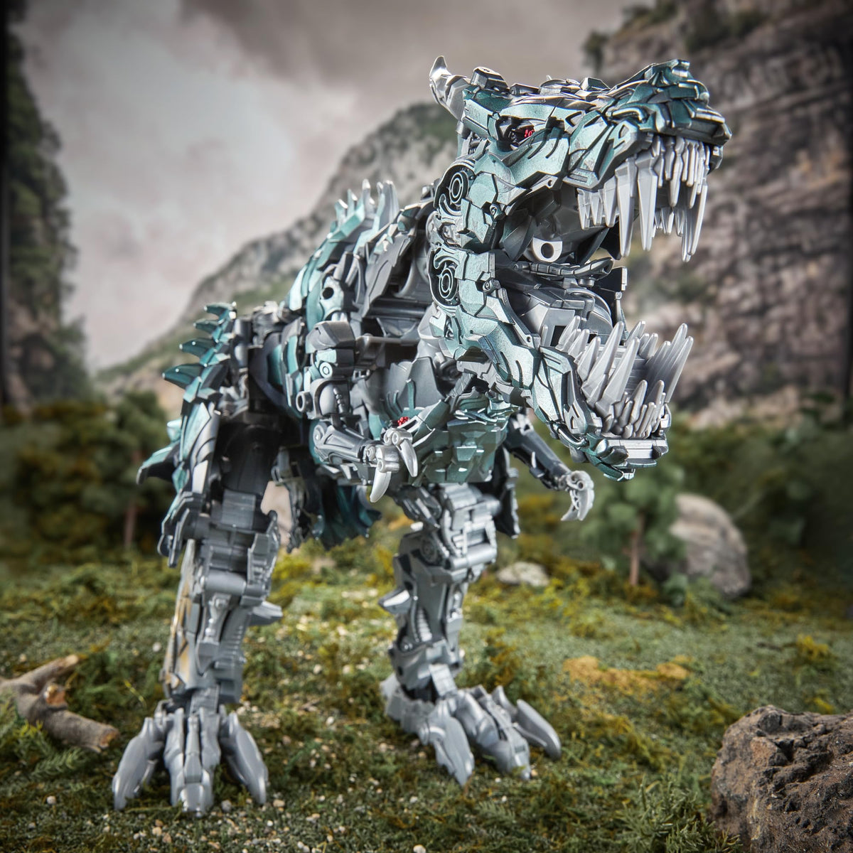Grimlock spiked knuckle accessory boosts battle-ready display