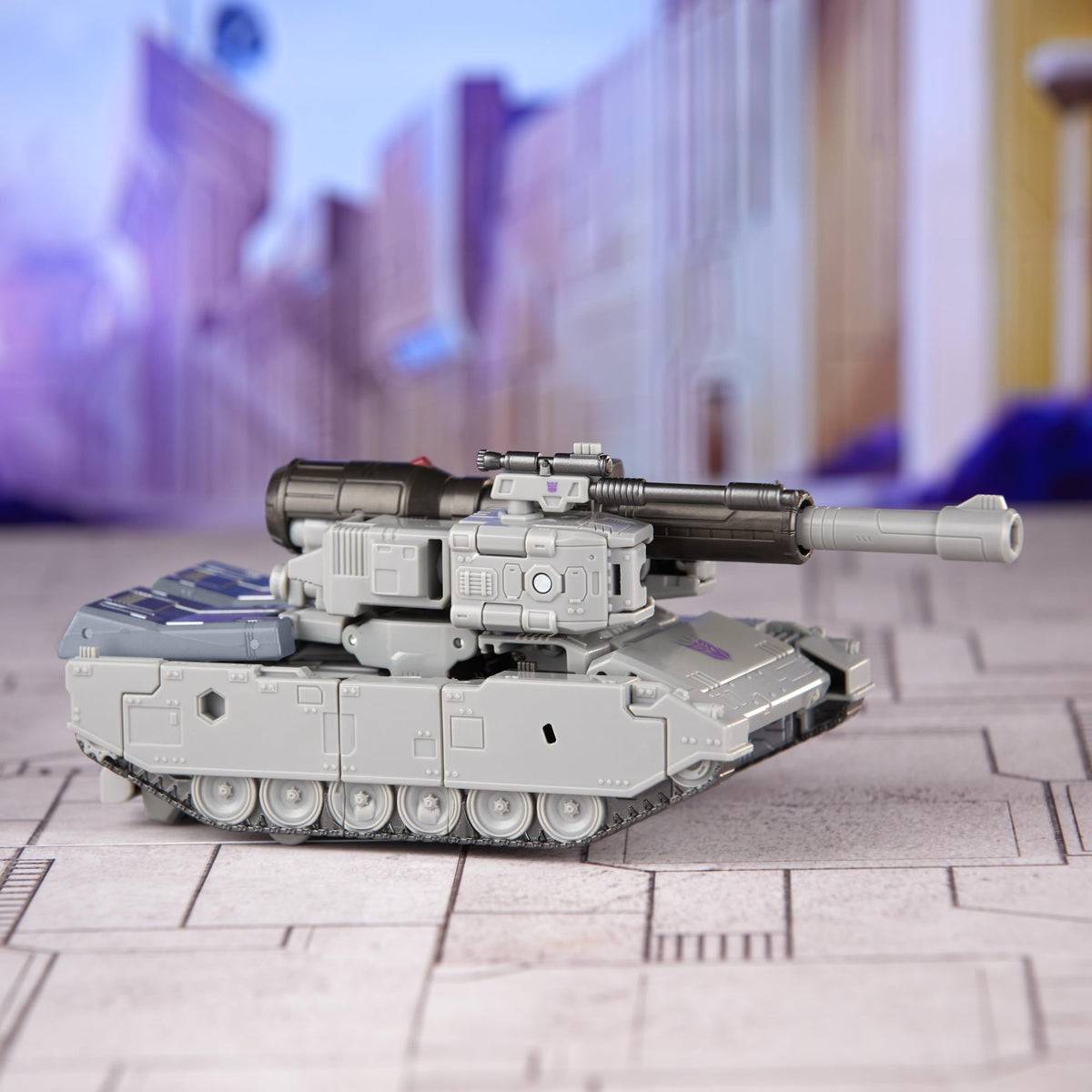 Back barrel attachment adds authentic weaponry in tank mode.
