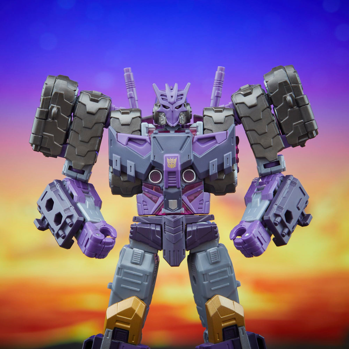 Transformers Tarn with double-barreled blaster attached in both modes.