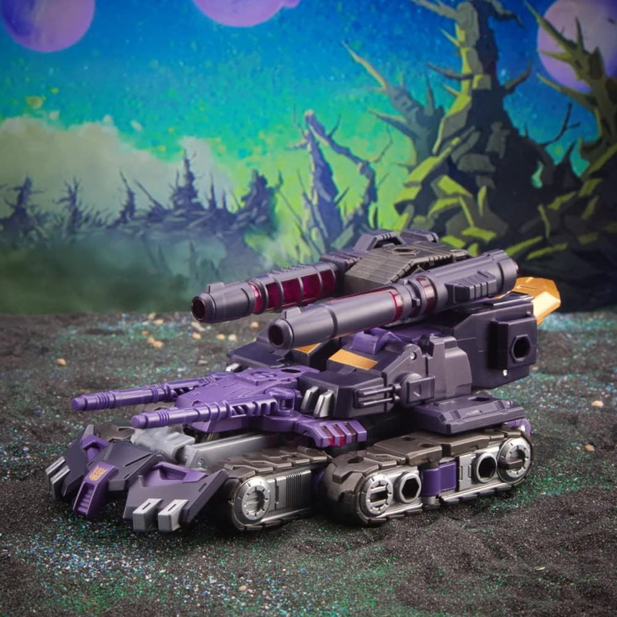 Transformers Tarn double-barreled blaster accessory included.