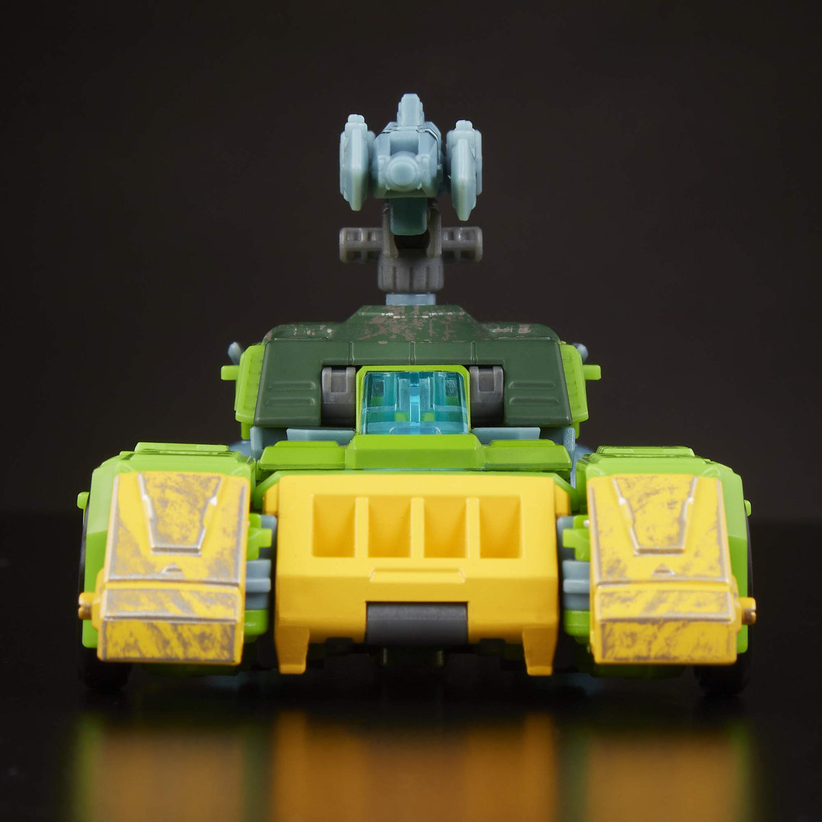 Transformers WFC-S38 Siege figure weapons, expandable loadouts for battles.