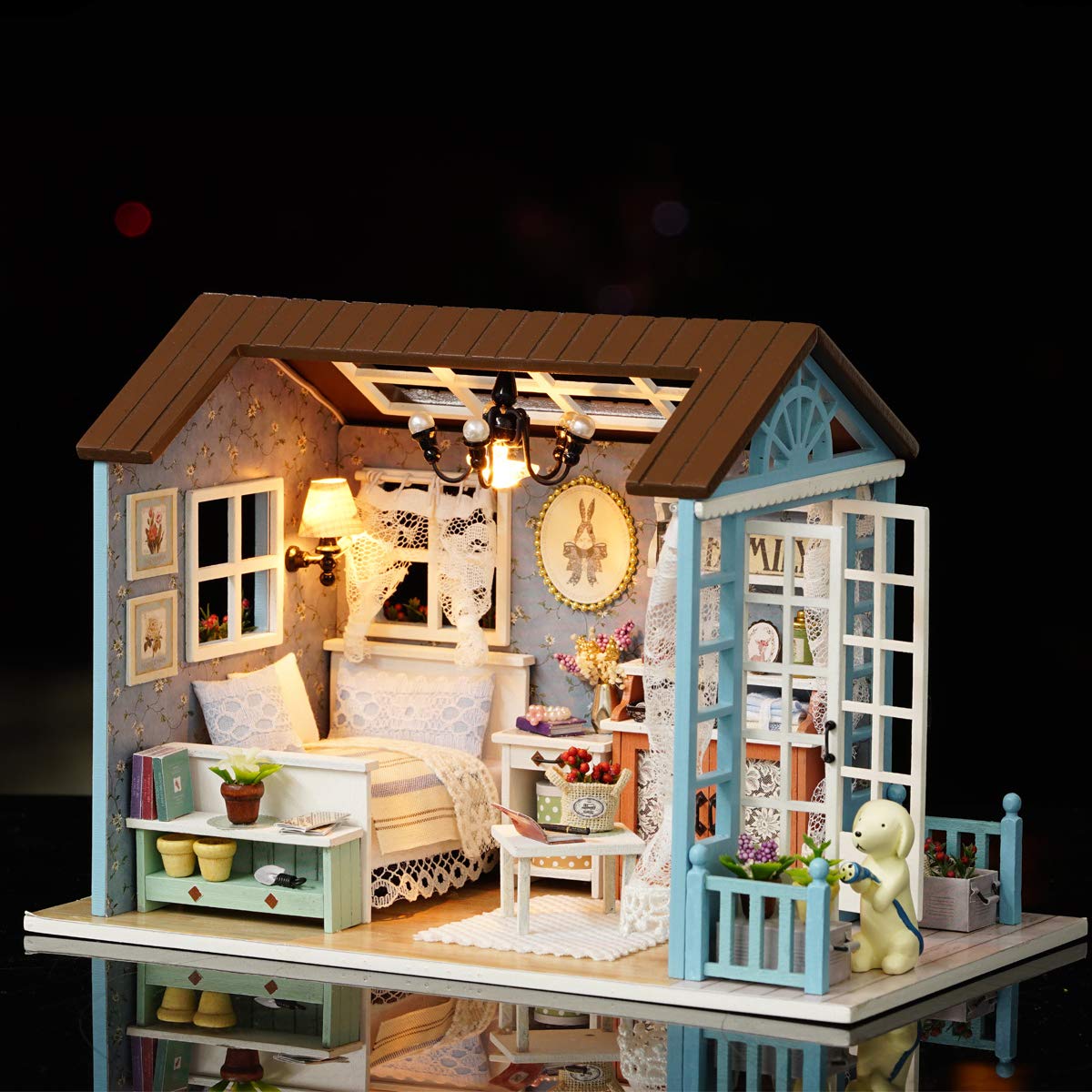 TuKIIE dollhouse assembly process shows wooden parts and step-by-step guidance.