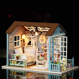 TuKIIE dollhouse assembly process shows wooden parts and step-by-step guidance.