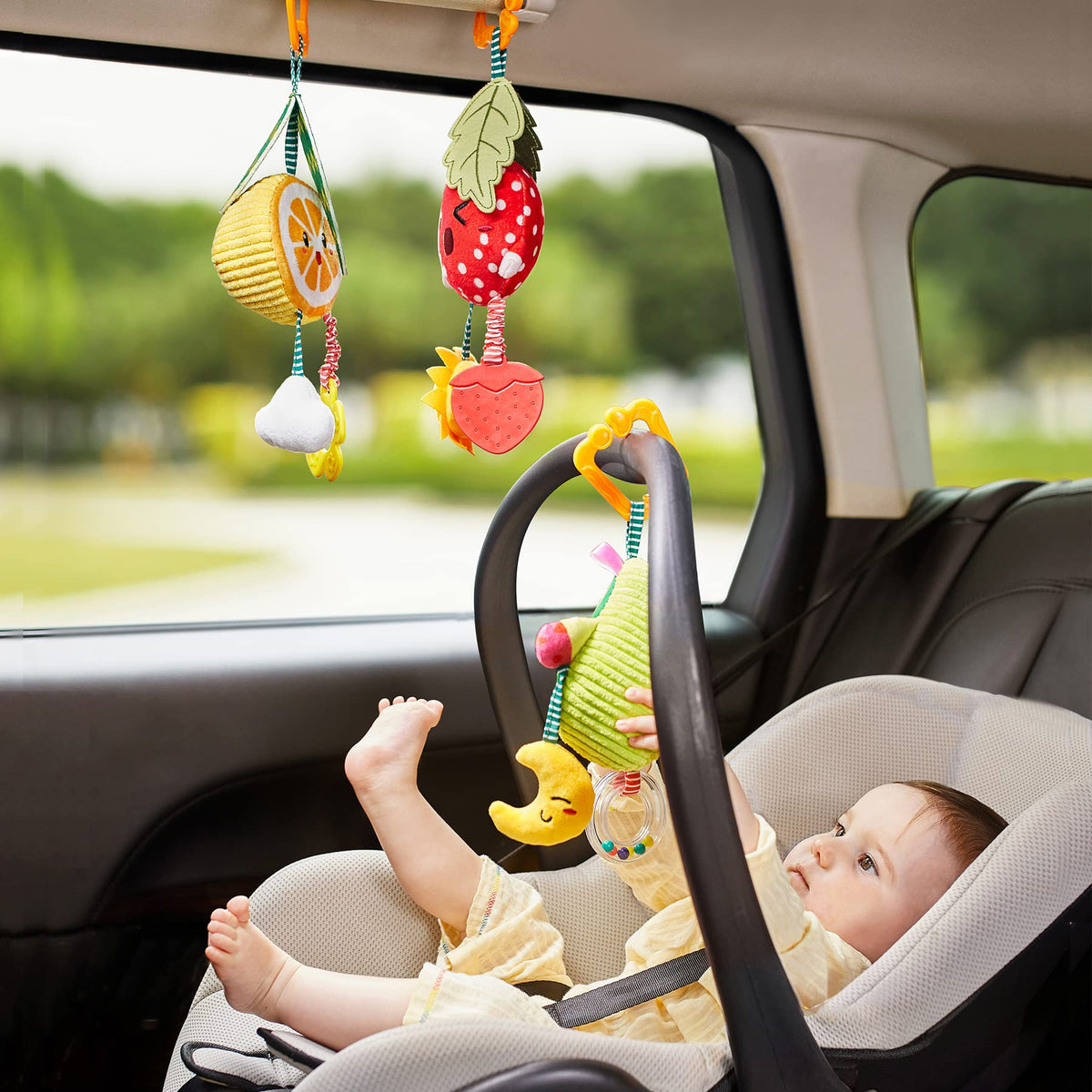 TUMAMA KIDS Orange teethers rattle supports teething comfort.