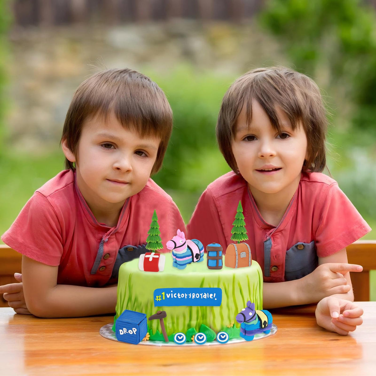 Tumeyet chest cake topper brings treasure-themed accent to celebrations.