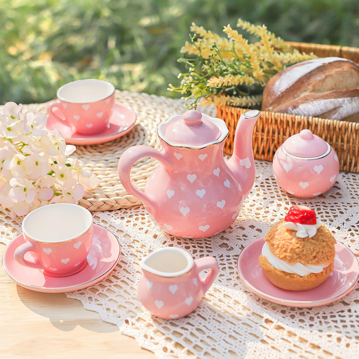 TUZT sturdy carrying case keeps the 13-piece tea set organized