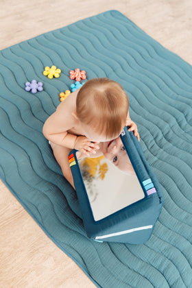 Ubbi Mirror Me Cube high-contrast cards boost visual tracking and engagement
