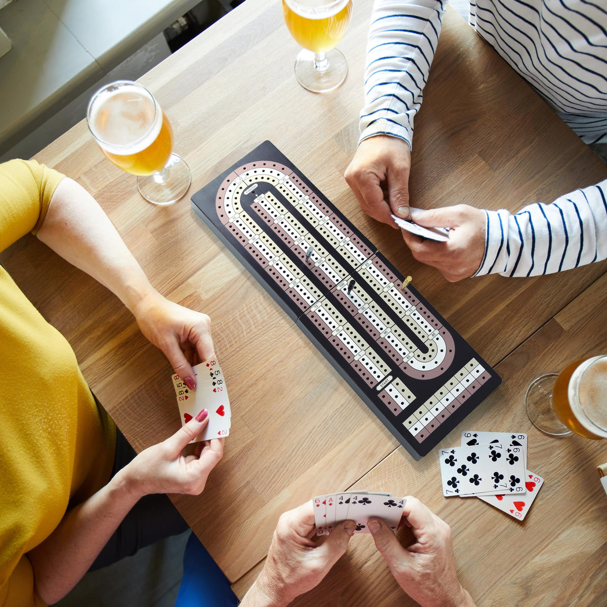 Uibyriy Cribbage Board magnetic closure close-up shows secure folding.