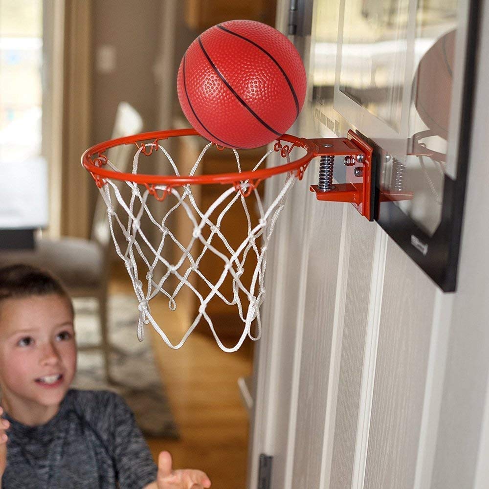 Umnodobn door dunk action with bounce-back for authentic play.
