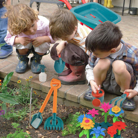 unanscre Apron with pockets keeps tools handy during outdoor play