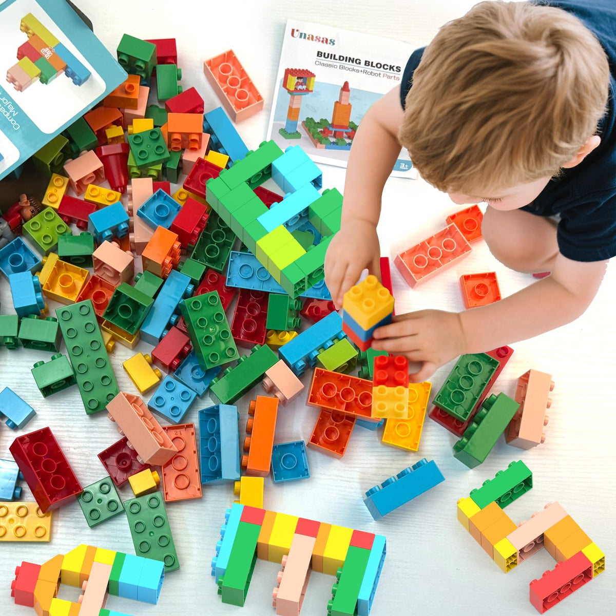 Unasas 2x4 bricks add structure for larger builds and storytelling.