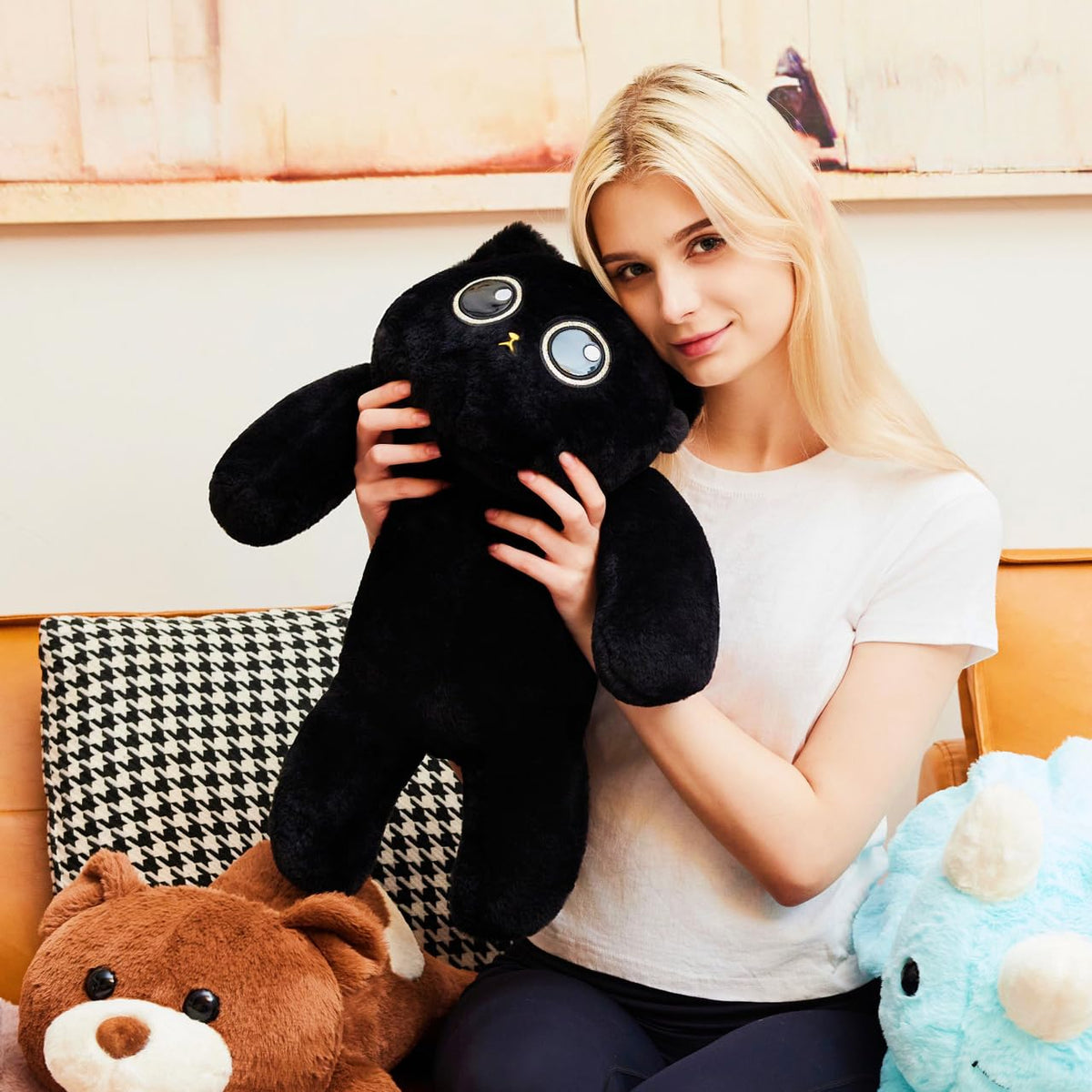 uoozii durable cuddle-toy design withstands daily hugs and play.