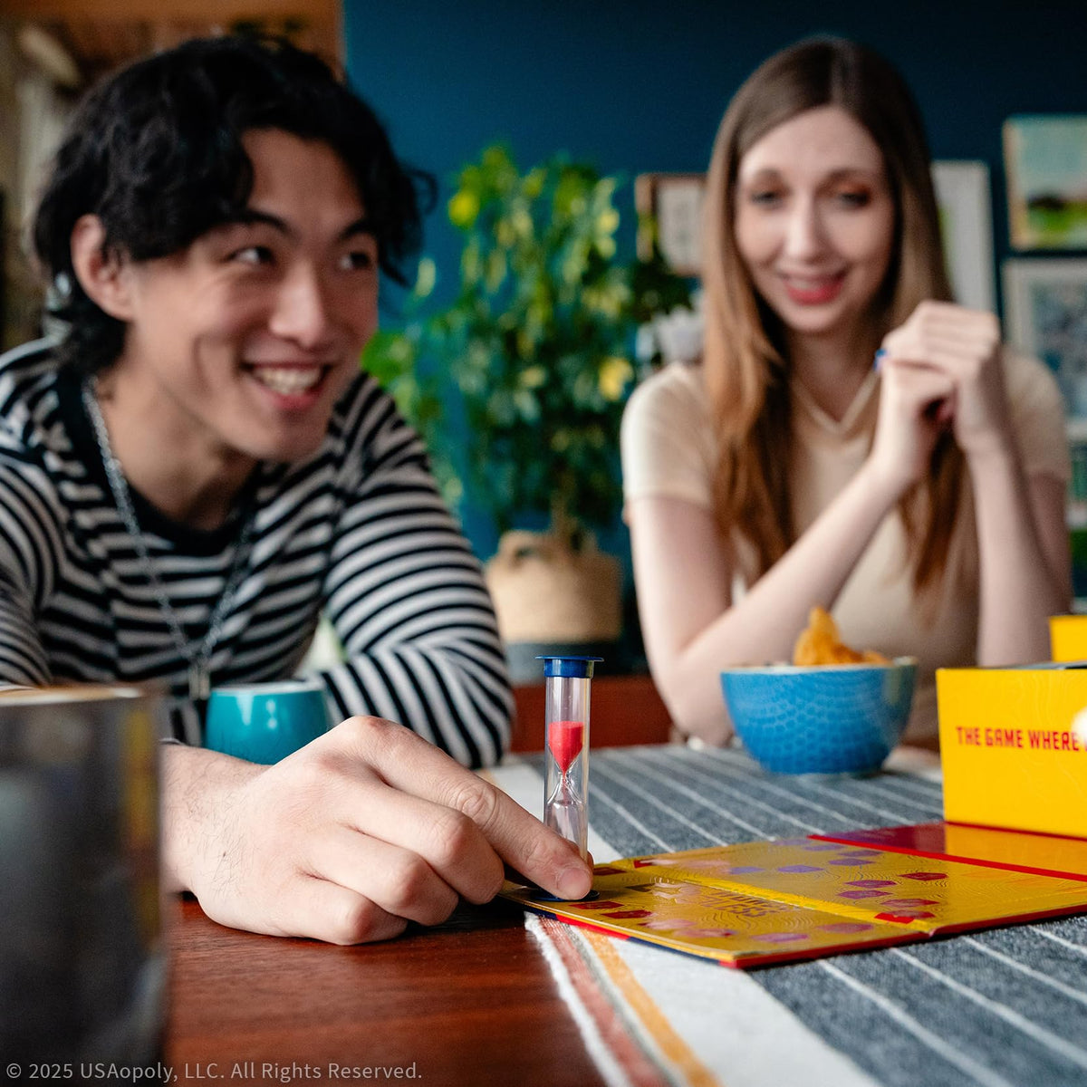USAOPOLY 25 Words or Less card play shows bidding and clues in action