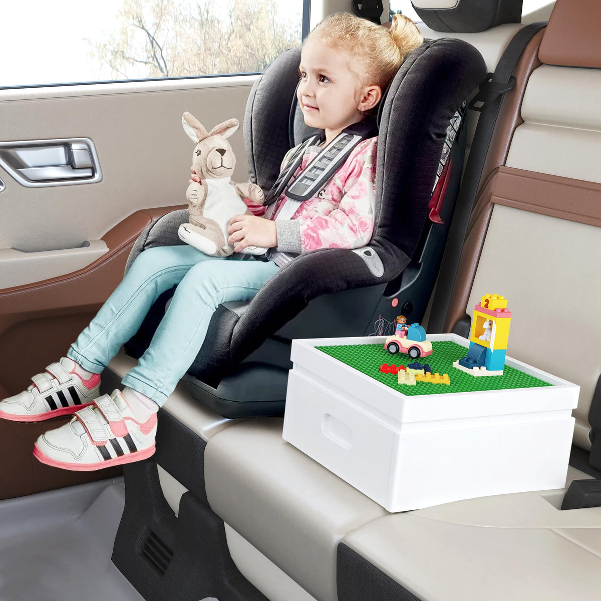 Baseplate lid doubles as a play surface for quick building sessions