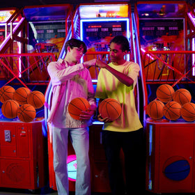 Eight-pack Vinsot orange mini basketballs for home arcade and pool parties.