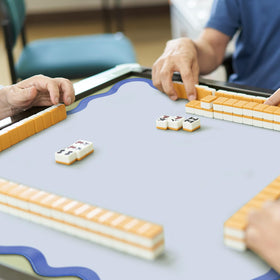 VioraWhite noise-reducing mat helps maintain a calm gaming environment.