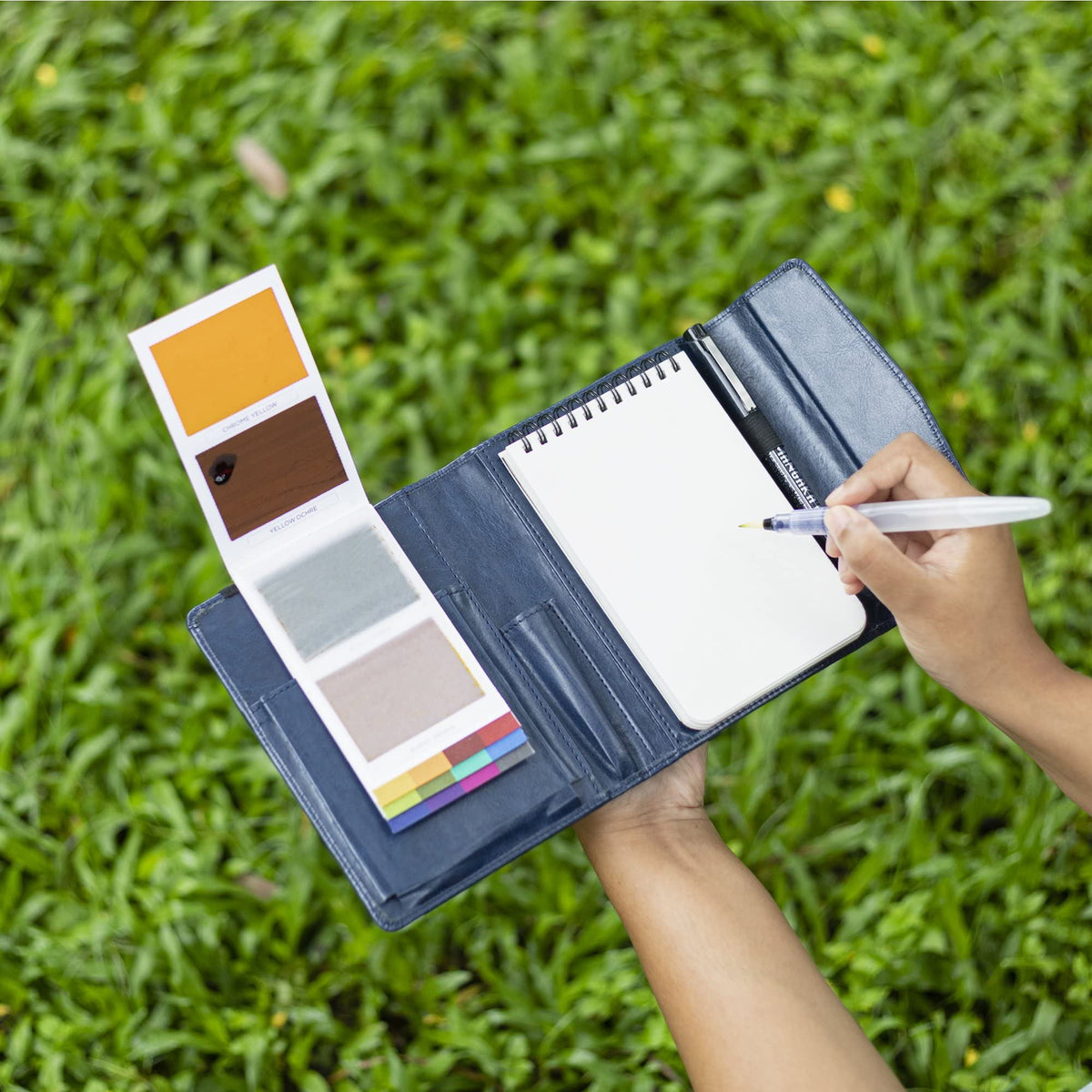 Waterbrush included in Viviva Colors travel kit for easy washes.