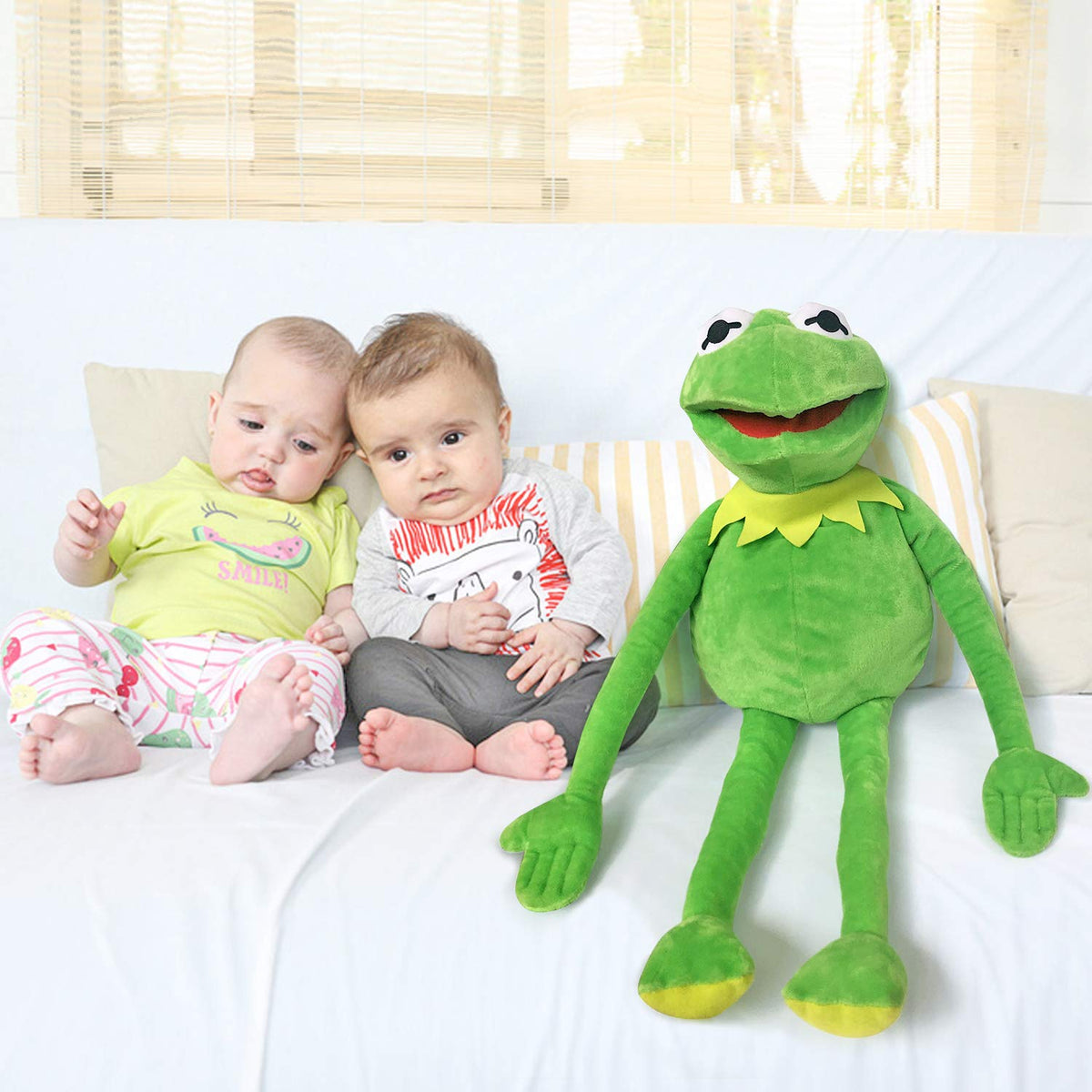 Vurezza Kermit hand puppet measures 60cm, ideal for kids' shows and playtime.
