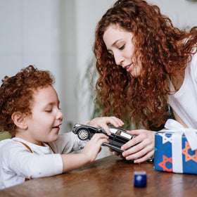 WAKAKAC 1/24 toy car light and sound functions enhance interaction