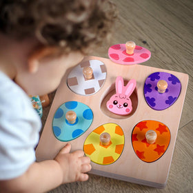 Waybla Easter peg puzzle Carrot cover strengthens fine motor skills.