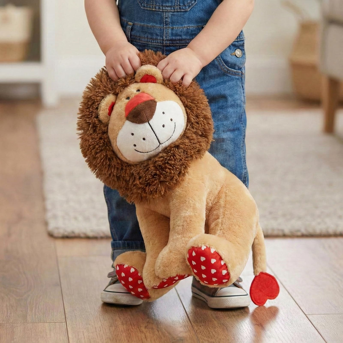 WEIGEDU Love Lion placed on a bed demonstrates decorative and cuddly nighttime companionship.