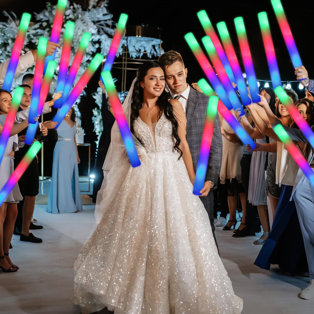Wellent wedding glow sticks create on-table ambiance and photo-ready moments.