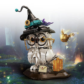 WEMEWEME Owl building set with wizard hat enhances imaginative play.
