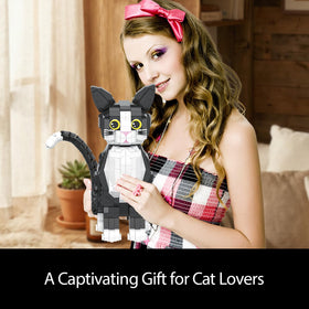 WHIZGO Tuxedo Cat Building Blocks model close-up highlights lifelike tuxedo markings.