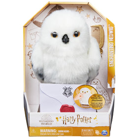 Wizarding World Enchanting Hedwig head-turn feature in action during playtime.