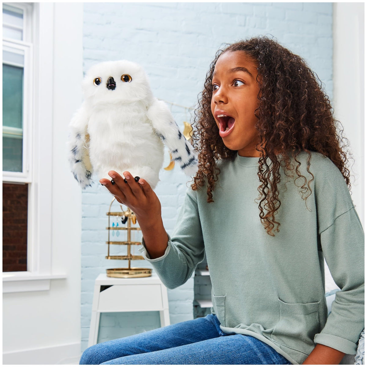 Wizarding World Enchanting Hedwig wings flap for dramatic moments.