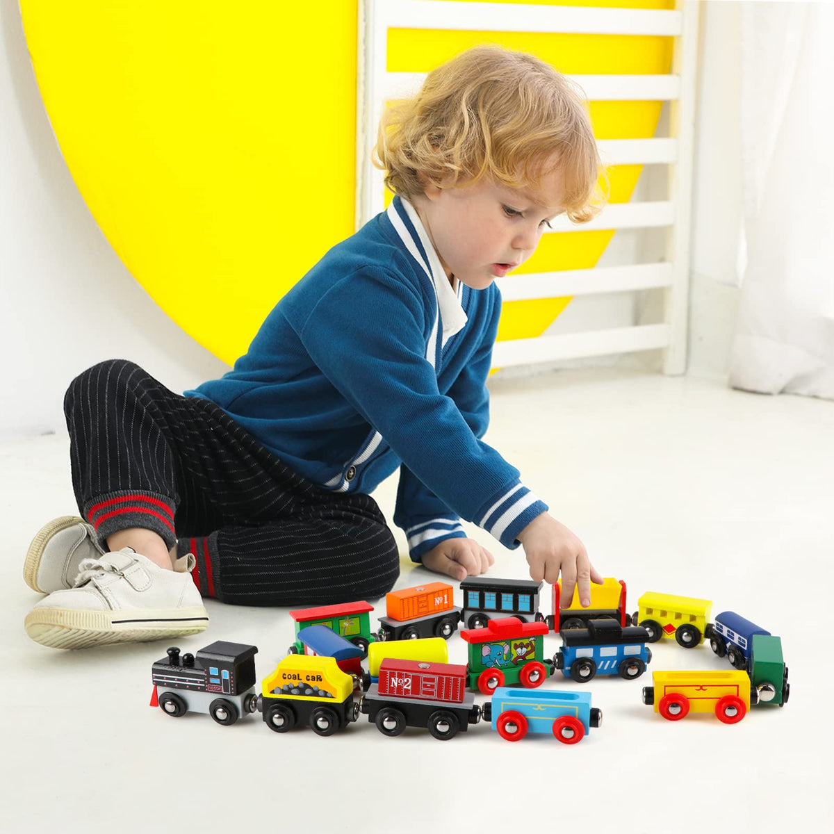 Wondertoys convertible coach-hopper car enables versatile combinations for longer trains