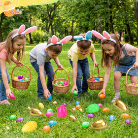 Children opening a Wsorik fillable golden egg during a hunt.