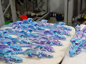 WUQIREN dragon desk decor highlighting flexible joints for fidget comfort.
