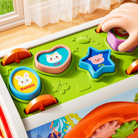 XINNOVEL shape sorting activity improves color and shape recognition.