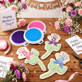 Yalikop Flower-shaped cards with bows add charming decor for party photos.