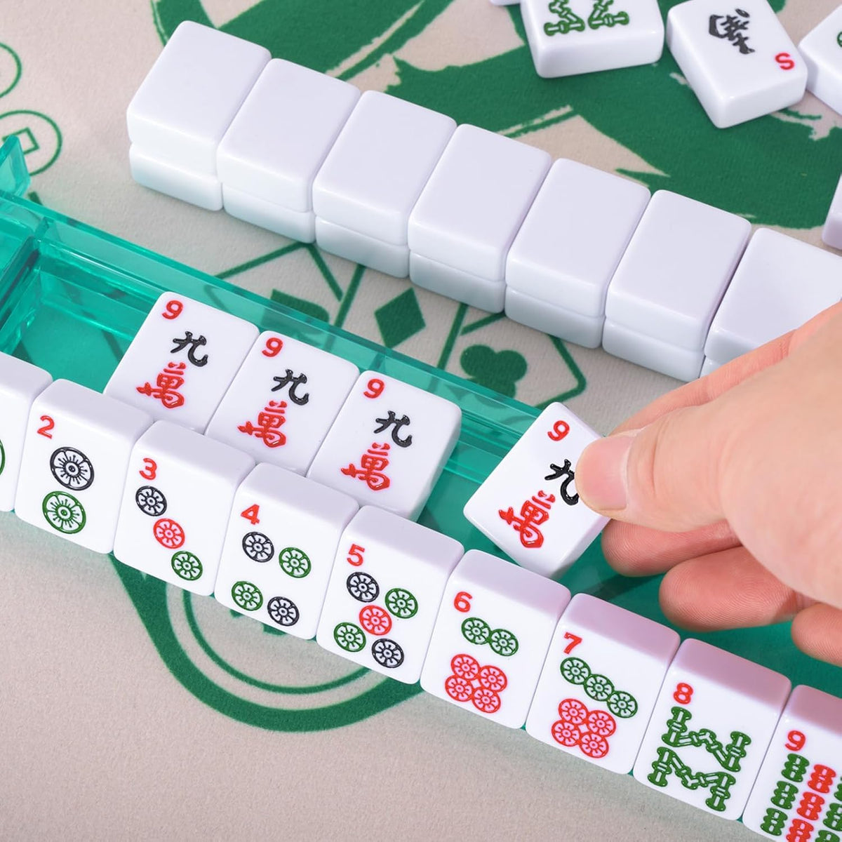 Yedadi 100 chips provide clear stakes for friendly rounds.