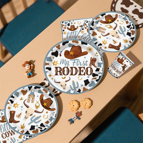 Yingoto rodeo tablecloth gives a waterproof, easy cleanup surface.